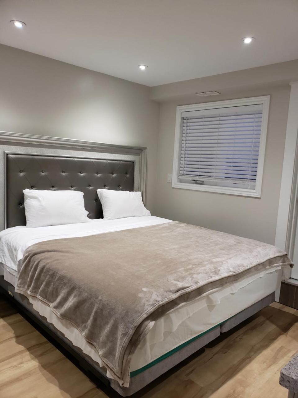 Toronto Rooms And Suites Bagian luar foto